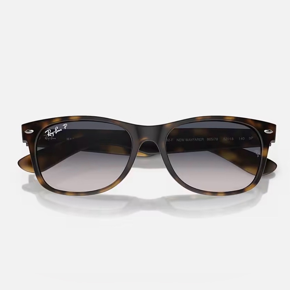 Ray-Ban
RB2132 New Wayfarer Classic
FRAME Tortoise
LENSES Blue/Green • Polarized